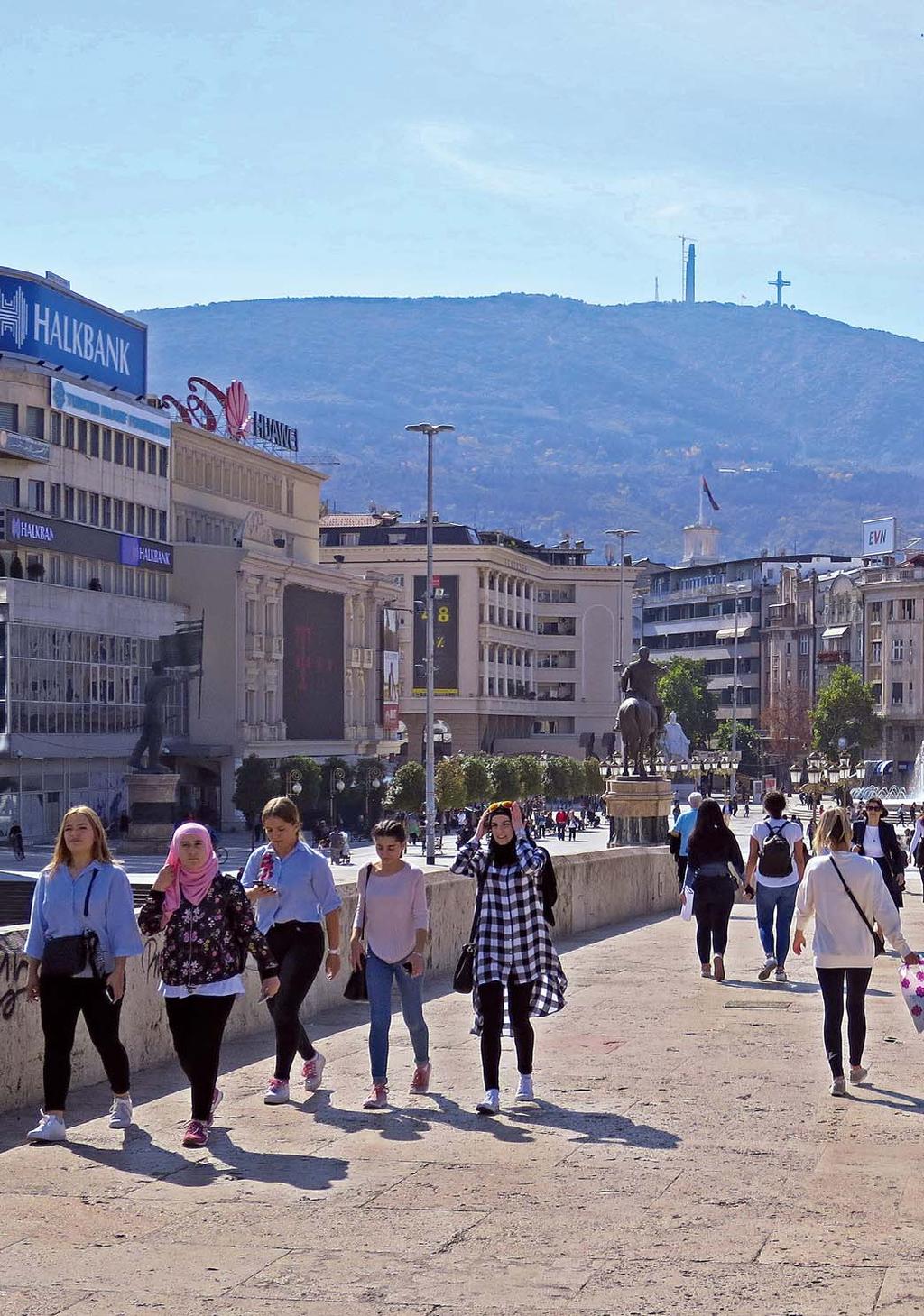 Skopje statyernas stad Text och foto Carl-Henrik Larsson Nordmakedoniens huvudstad Skopje mer eller mindre raserades