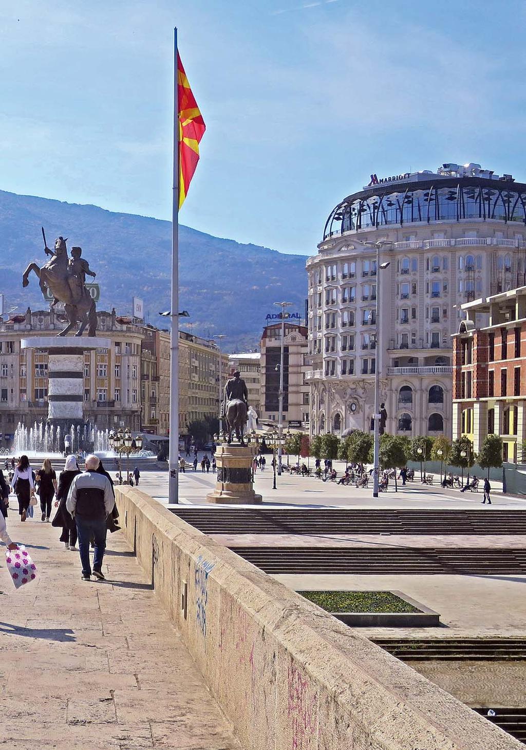 Utsikt från Stenbron i Skopje över Nordmakedoniens nationaltorg, där det omtalade ryttarmonumentet finns.