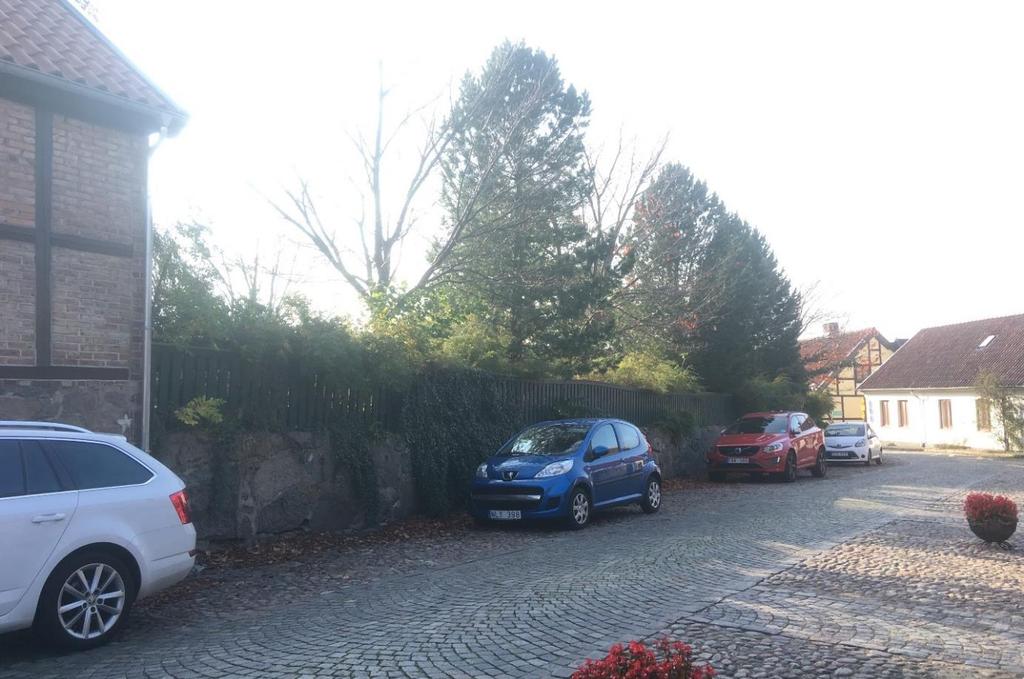 Längs med Gamlebygatan och runt hörnet mot S:t Clemens gränd finns en mur med järnringar, där hästar och kor tidigare bands upp.