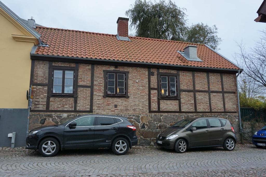 Mot Gamlebygatan ligger en mindre byggnad ihopbyggd med den större byggnaden mot Hästtorget. Byggnaden är uppförd under 1800-talet.