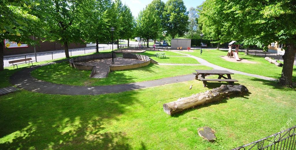 En gungställning med 3 gungor varav 2 sk babygungor En större sandlåda 2 gungdjur Två liggande klätterstockar Två parkbänkar Två picknickbord ÅTGÄRDER Upprustning av