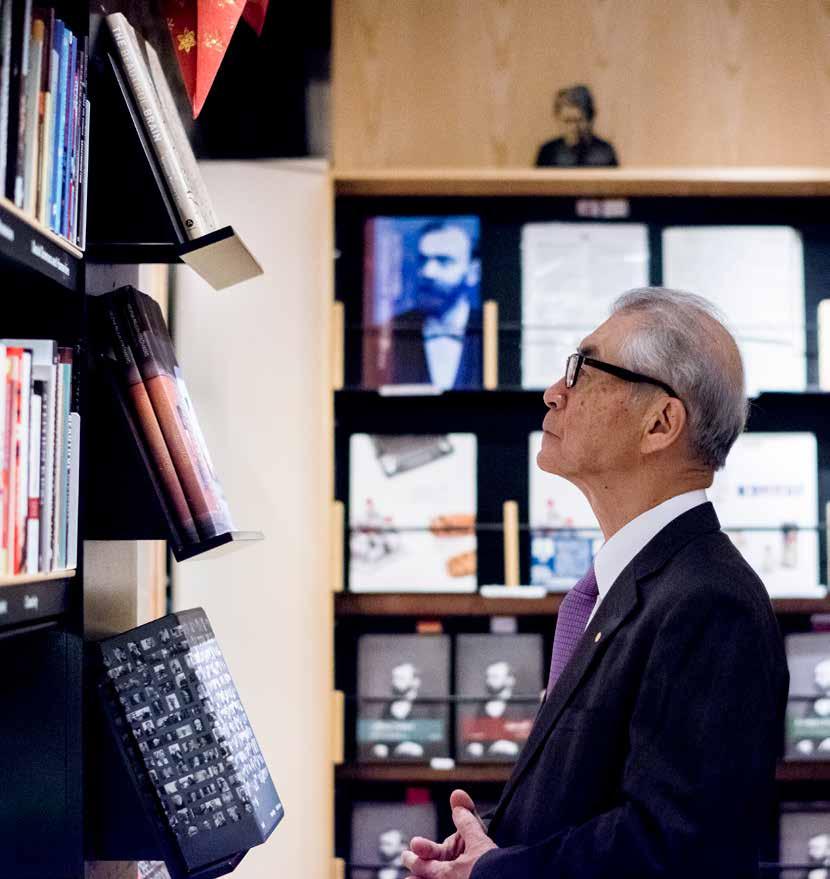 Medicinpristagaren Tasuku Honjo besökte butiken på Nobel Prize Museum under Nobelveckan.
