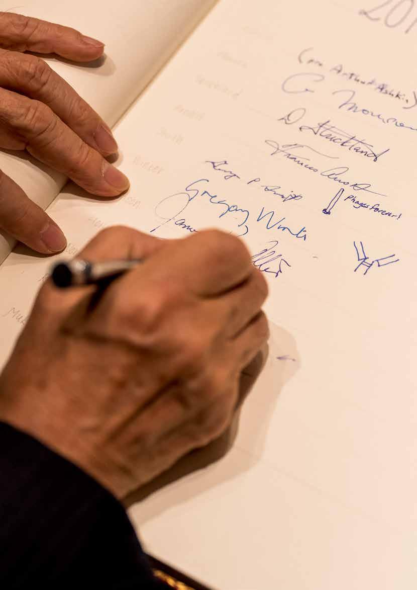 Alla pristagare som besöker Nobelstiftelsen ombeds skriva sitt namn i en