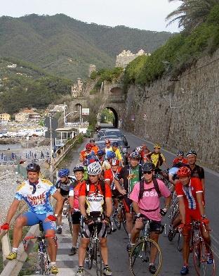 Efter att ha arrangerat Mini Giro d Italia ett tiotal gånger så erbjuder vi nu ett nytt upplägg med att cykla i Toscana och i Cinque Terre.