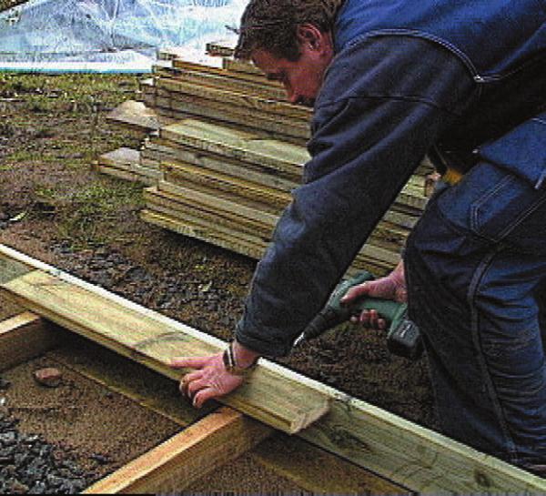 Beräkna att trall-däcket behöver ytterligare ca 17 cm i höjd, beroende på reglar och underlag. 2.