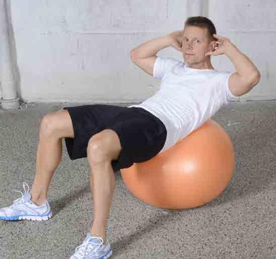 Se: Sit-ups Tränar samtliga magmuskler på ett mer effektivt sätt än vanliga sit-ups på golvet. 1. Placera dig med bollen i svanken. Placera händerna som stöd i nacken. 2.
