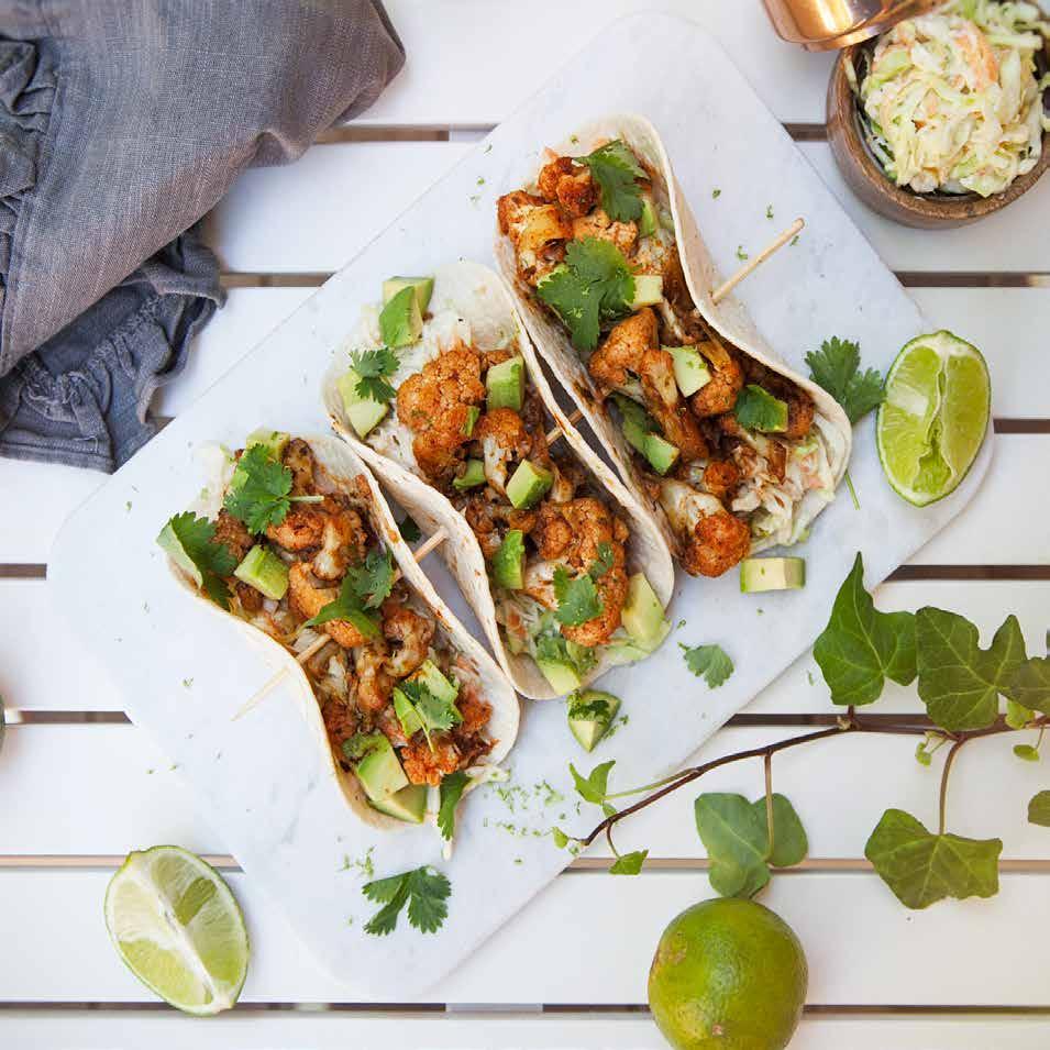 BLOMKÅLSTACOS med coleslaw och avokado port.