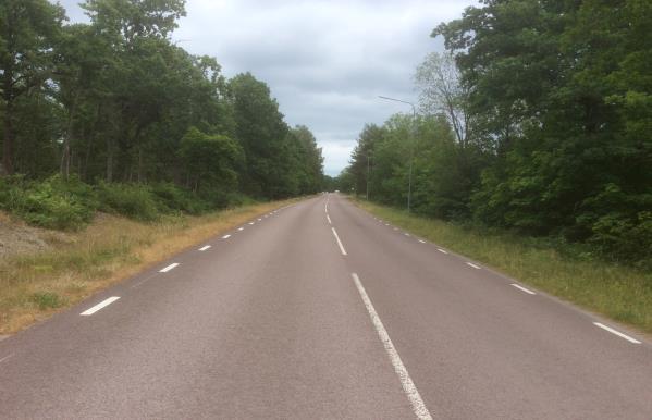 Skymd sikt i korsningen mot Sandkullabacken. Lekplats och Scoutgård rakt fram. Äldreboende längst in. Skolbarnen använder backen som gång-och cykelväg.