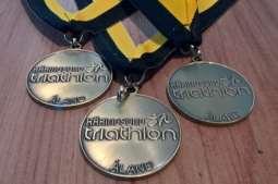 Priser och prisutdelning/ Prizes and prize award ceremony Alla deltagare *) får en Käringsund triathlon-