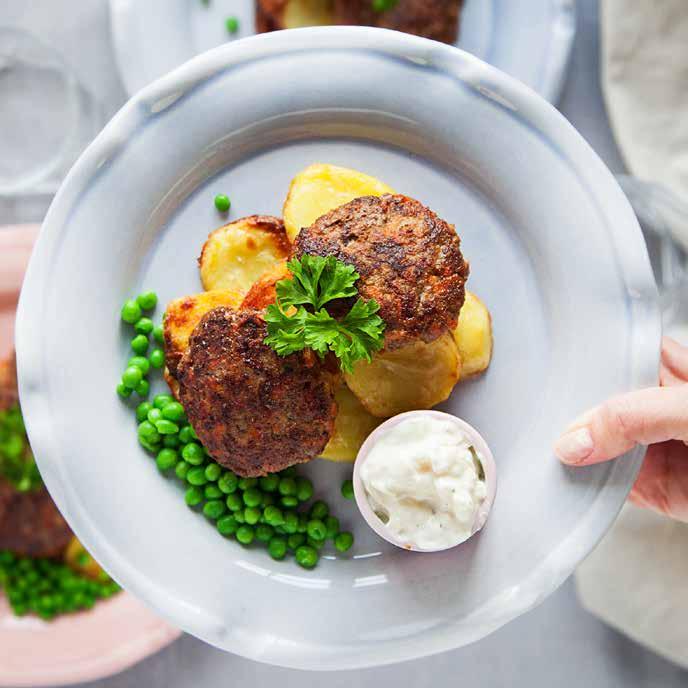 KÖTTFÄRSBIFFAR med rostad potatis och äppeltzatziki Ca 40 min Biffar 200 gram morötter 500 gram nötfärs 1 msk valfri senap* 1 ägg 1 tsk salt* 2 krm svartpeppar* Olivolja och smör* Potatis 700 gram