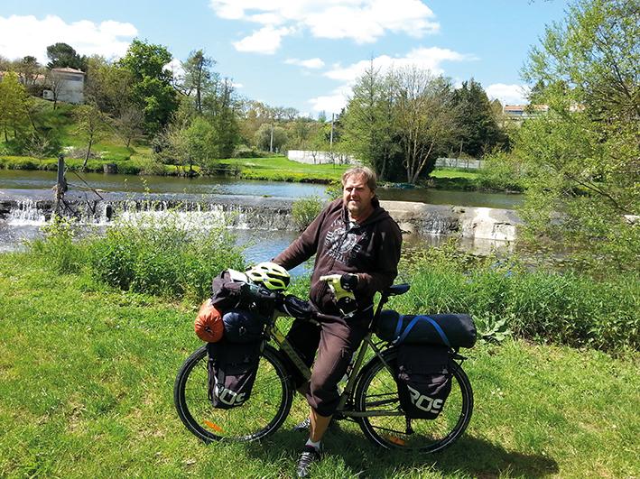På cykeltur genom Europa Under drygt tre månader våren och sommaren 2016 cyklade Lars Brunell genom Europa. Han startade den 12 mars i Torrevieja, 50 kilometer söder om Alicante, i Spanien.