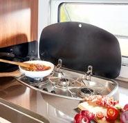 HANDDUKSHÅLLARE I många av köken finns en utdragbar handdukshängare med plats för diskhanddukar.