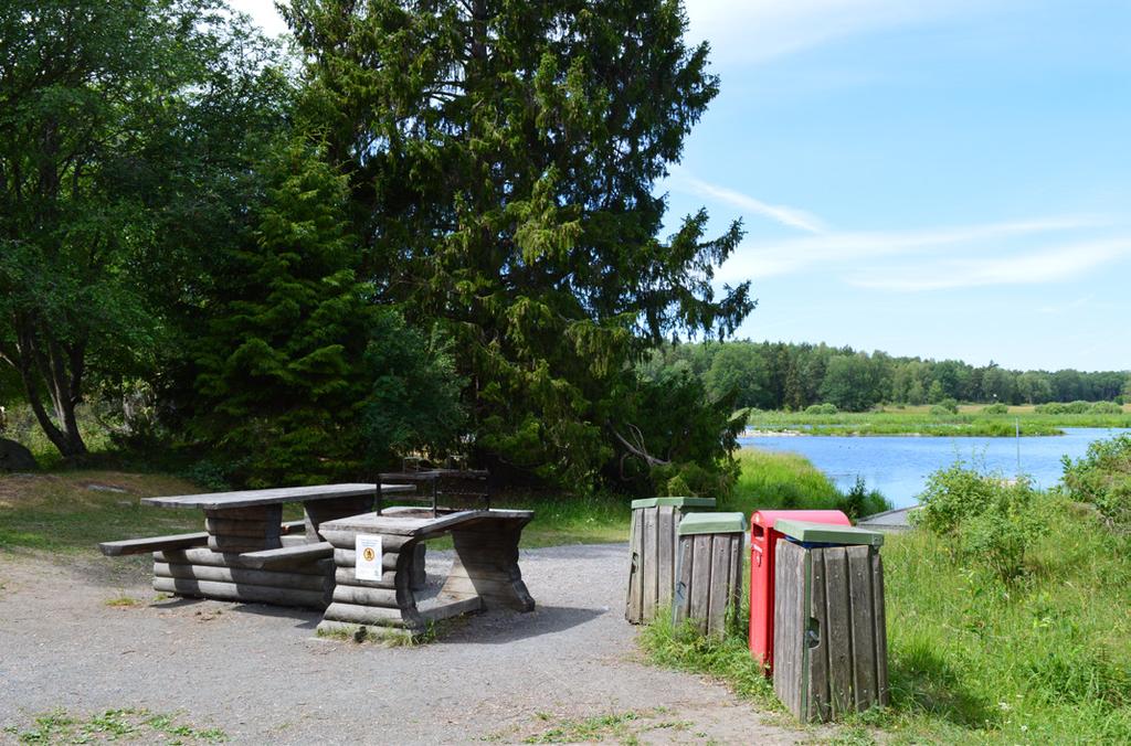 Grillplatsen ligger nära parkeringen och nära vattnet. Vid parkeringen finns tillgänglighetsanpassad torrtoalett.