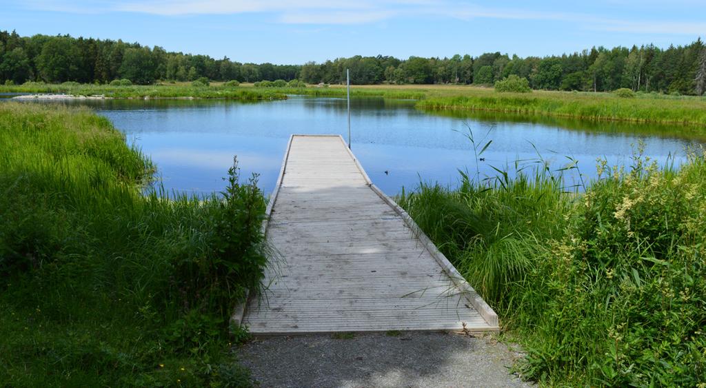 Borden är 80 90 cm höga och anpassade för rullstolar. I närheten finns soptunnor för vanliga sopor samt för engångsgrillar.