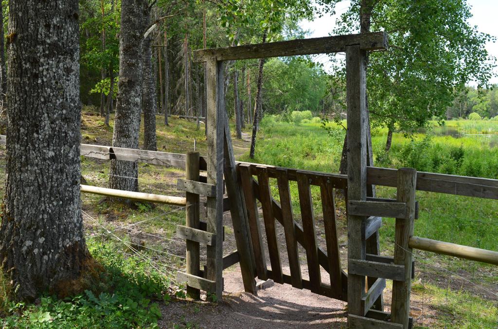 2. Fågeltornet väster om grillplatsen Fågeltornet söder om grillplatsen. Vid Dalkarlskärret finns två fågeltorn. Det ena ligger väster om grillplatsen, ungefär 400 m från parkeringen.