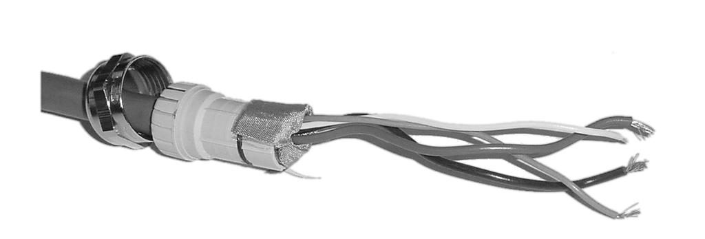 Vik dukskärmen eller det flätade bandet och avledningstrådarna över kläminsatsen för kabelförskruvingen och ca 3 mm (1/8 in.