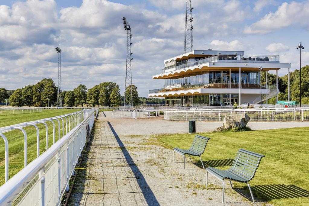 En kort promenad från Kungsängen centrum hittar ni Gröna Udden. Förutom bad finns grillplats, volleybollplan, lekplats och träningsredskap.