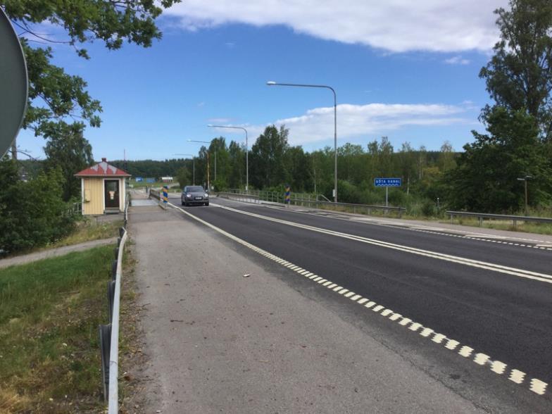 Trafiksäkerheten borde kunna höjas drastiskt genom varningsskylt Varning för cyklande och mopedförare tillsammans med tydlig markering i