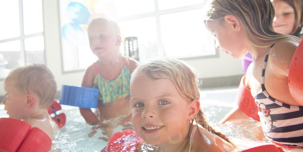 Måndag - fredag VÄLKOMMEN TILL ENERGIKÄLLAN FÖR BLÖTA OCH ROLIGA AKTIVITETER För alla åldrar På badet blir det under veckan bl.a. besök av den busiga häxan Rut, du kan klättra upp och åka ner för den 5 meter långa grodan, spela luffarschack och leta efter sjunkande skatter.