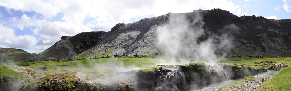 Hästarna tar oss upp på de natursköna bergen in till dalen Reykjadalur, här får vi få se bubblande varma källor och även ta ett bad i dalens varma bäck.