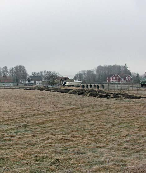 Anläggning Beskrivning Antikvarisk bedömning ÖM 1 Form i plan: Oval, 0,74 x 0,60 m. Fyllning i plan: Svartbrun sand, inslag av Härd kol och sot ÖM 2 Form i plan: Rund, 0,35 m i diam.