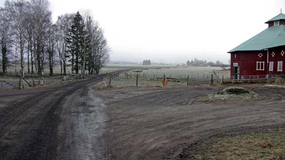 För att inte förstöra anläggningarna drogs ett nytt sökschakt omedelbart intill schaktet där anläggningarna påträffades.