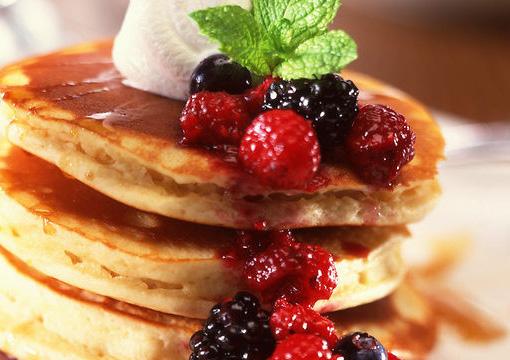 Amerikanska pannkakor Ingredienser (ca 8 st): 3, 5 dl vetemjöl 2,5 dl mjölk 1 st ägg 2 msk smör 2 msk strösocker 2 tsk bakpulver 2,5 tsk vaniljsocker 0,5 tsk salt Smör till gräddning Florsocker till