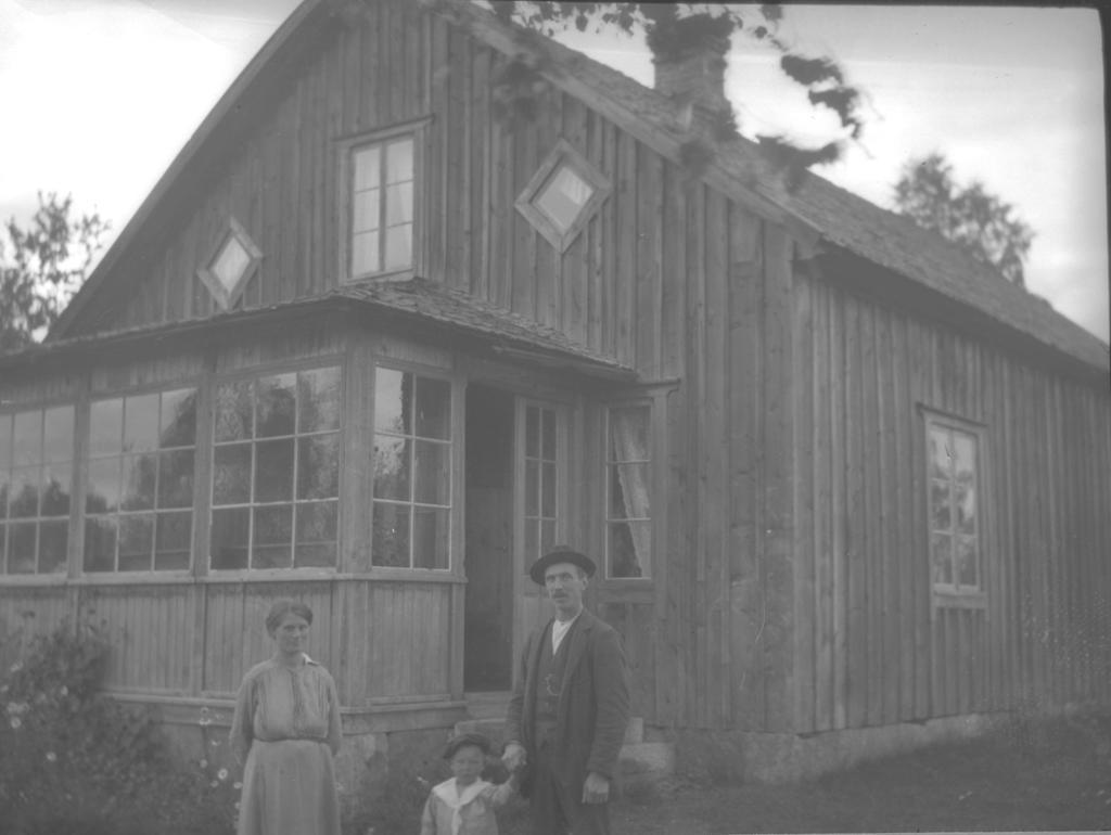 Det fanns ett antal gårdar i grannsocknarna, som hade närmre till Femsjö kyrkby än till sin egen kyrka och skola. Därför kom man att söka till sig Femsjö. Andra orsaker kunde givetvis vara släktskap.