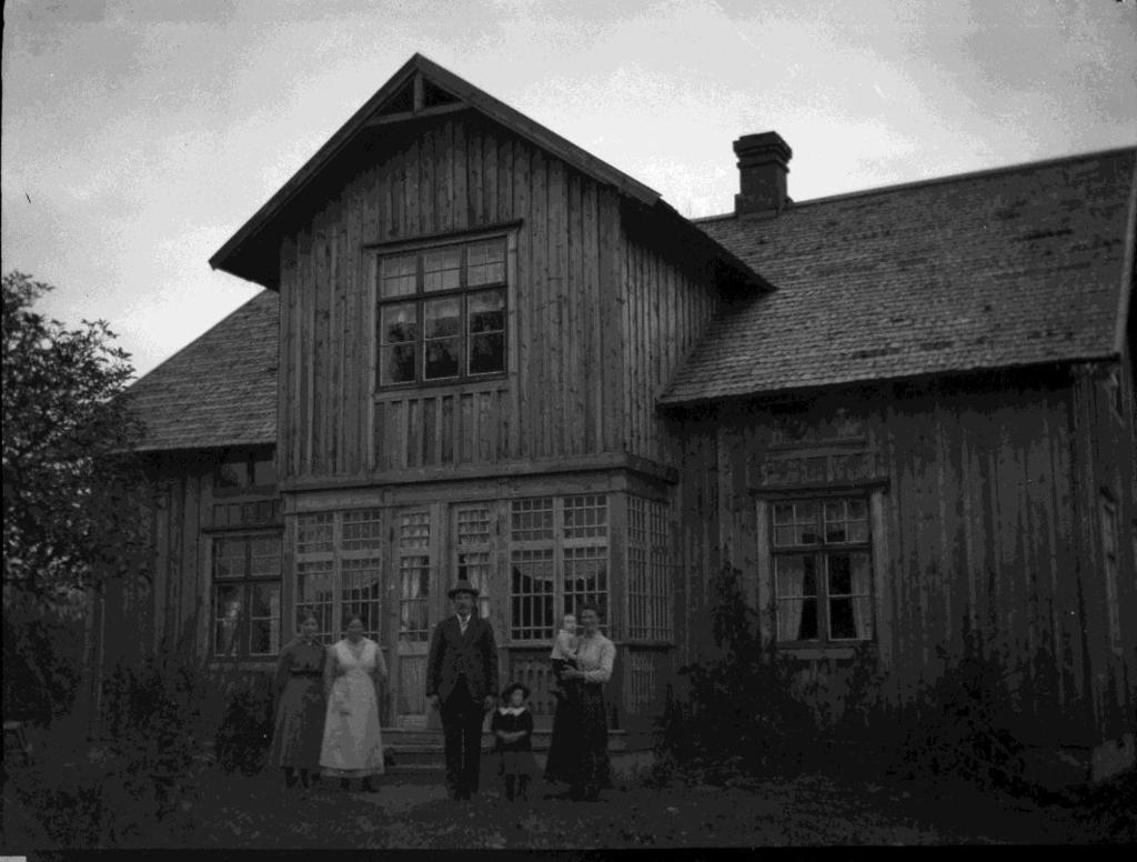 Nu ser fasaden helt annorlunda ut men fönstret till höger förblev länge oförändrat.