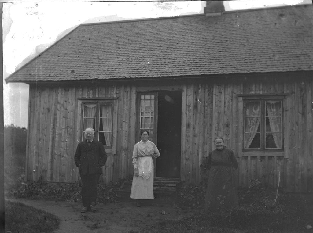 Bostadshuset (240) till vänster om vägen. När bilden togs bodde Olivia och Johan Andersson och deras barn där.