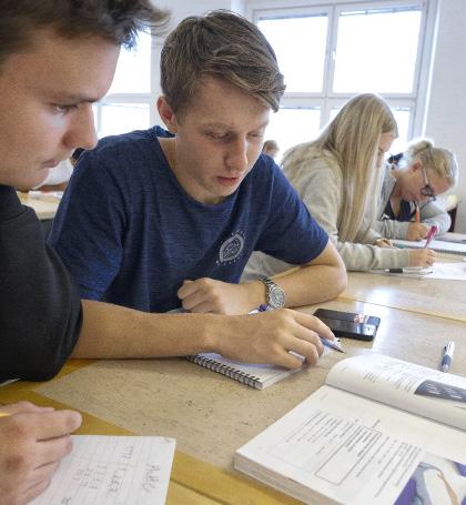 Om lärlingsutbildning Lärlingsutbildningen passar framförallt dig som föredrar att arbeta praktiskt och på egen hand. Som lärling har du betydligt mer APL än på den skolförlagda utbildningen.