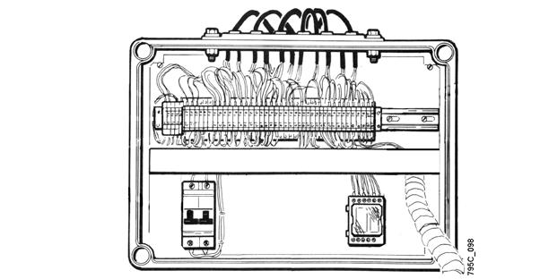 Truppreparationer Hydraulsystem, automatsäkring Hydraulsystemets strömförsörjning skyddas av en automatsäkring inuti manöverlådan, som vid ett fel kan lösa ut.