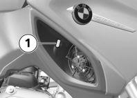 7 116 Kylvätska Kontrollera kylmedelsnivån Ställ motorcykeln på ett jämnt och fast underlag. Låt motorn svalna.