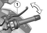 Position 4: Största avståndet mellan styrhandtaget och bromshandtaget. Startassistentbromsen ur funktion när motorn resp.