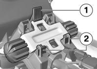 4 82 med sadelvärme FE z Manövrering Sätt i justerplattan i önskat läge i hållarna 2 och tryck sedan i den i låset 1. Montera förarsadeln ( 81).