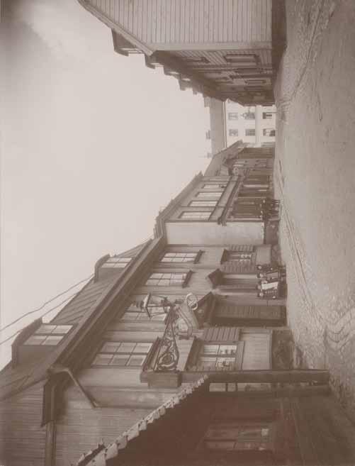 Breda gatan år 1908. Okänd fotograf. SSMFA41867. Krigsmanskassan 7 består av ett bostadshus samt två uthus kring en innergård.