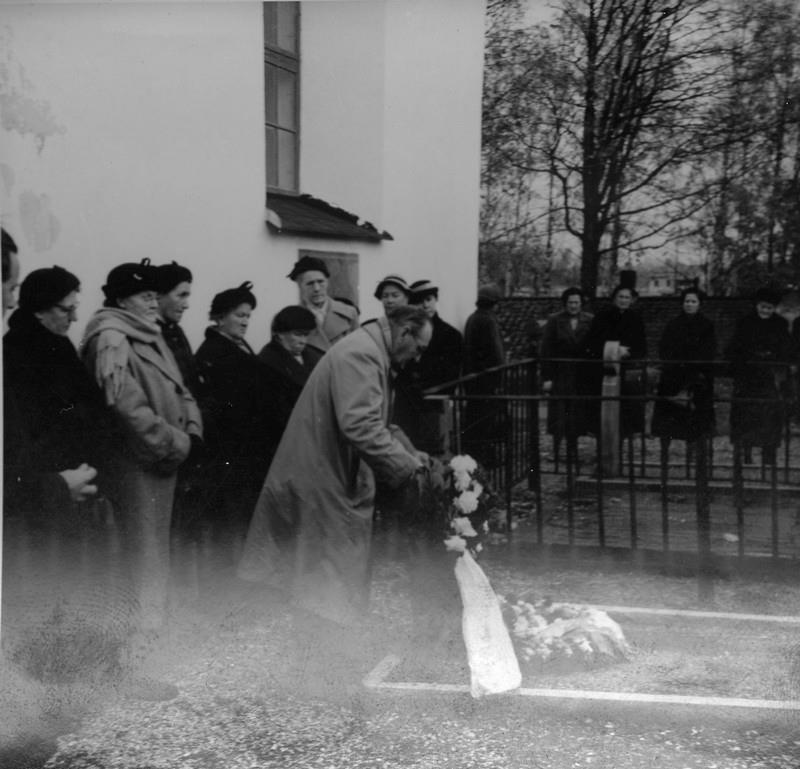 Konfirmandträff i Frändefors. Krans läggs på kyrkoherde Wennerbecks grav.