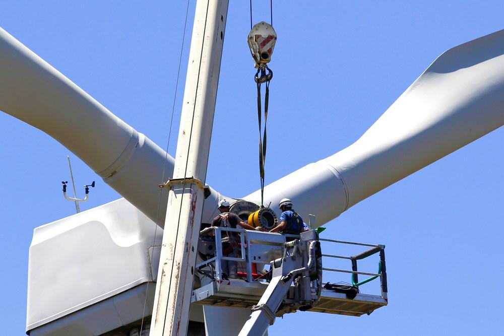 Ett vindkraftverk har två eller tre stora rotorblad, som sätts i rörelse när det blåser. När rotorbladen snurrar driver de en turbin, som i sin tur driver en generator som skapar elektricitet.