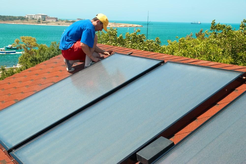 Solfångarna kan även värma upp själva huset som man bor i. Solfångare monteras på hustak. Solceller däremot kan omvandla solljus till elektricitet.
