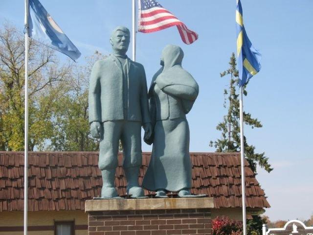 Den här statyn av Moberg och hans cykel finns i Chisago.