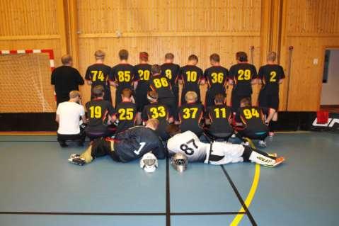 Herrarna innebandy Herrarna hade inför denna säsong vuxit och blivit en stor trupp på 24-26 spelare, vi hade fått in en assisterande tränaren Jesper Wahlund som tidigare spelat i Hais.