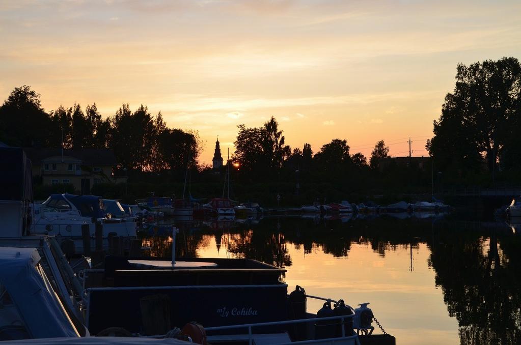 Båtsamverkan i hamnen Nu har sommaren kommit och båtarna ligger i sjön. Hittils har vi blivit förskonade från stölder och skadegörelse men hur länge till.