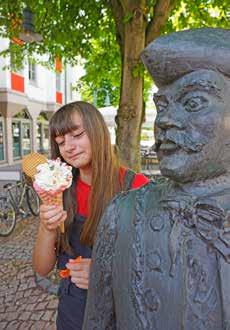 Gerade an heißen Sommertagen ist der Gang zur nächsten Eisdiele daher eine willkommene Abkühlung. In den vergangenen Jahren sank jedoch die Anzahl der gemeldeten Eissalons in Deutschland.