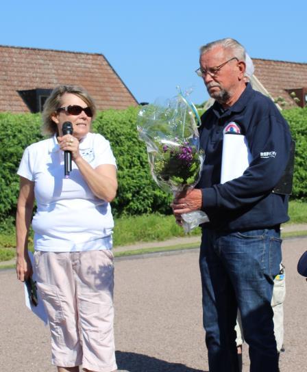 Nisse Warberg Minnesstipendium Sten Erik Nilsson tillägnades Nisse Warbergs Minnesstipendium 2019 av Svenska Bouleförbundets ekonomiansvariga Kerstin Hjelm.