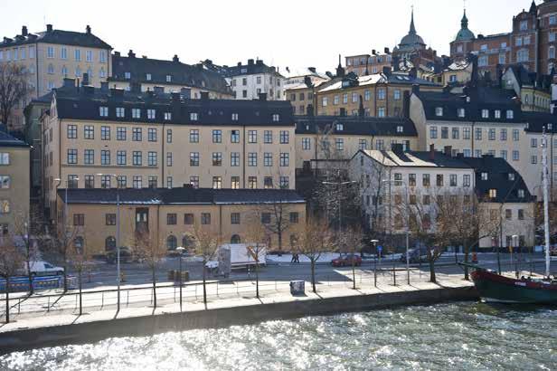 LAPPSKON STÖRRE 8 (F.D. 4) SÖDERMALM I BILDENS VÄNSTRA HÄLFT SES HUSET VID SÖDERMÄLARSTRAND I FÖRGRUNDEN, TVÅ VÅNINGAR HÖGT. OVANFÖR TORNAR GÅRDSHUSET UPP SIG MED YTTERLIGARE TRE VÅNINGAR. FOTO: J.