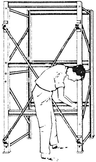 Montering av gavel Placera 2 pelare med öppningarna mot varandra på ett underlag i bekväm arbetshöjd (t.ex. bockar eller liknande). Lägg sedan tväroch diagonalstagen på plats.