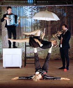 Tidsfördriv Kompani Kläng 3-9 år Tidsfördriv är en språkfri föreställning om leken som försvann. Två musiker och två akrobater lyfter dig in i en värld där allt handlar om att hitta leken.