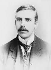 När vem Teknik Teori Ernest Rutherford Han sköt α-partiklar på guldfolie.