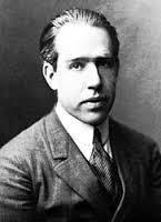 1913 Niels Bohr Han upptäckte atomens spektrallinjer för väte atomer.