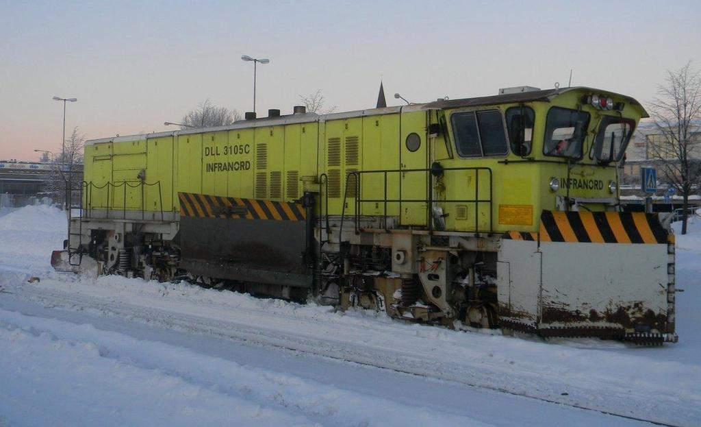 För att snöröja linjen krävs det maskiner som får bort snön från spåret snabbt och smidigt då det är längre sträckor som måste täckas.